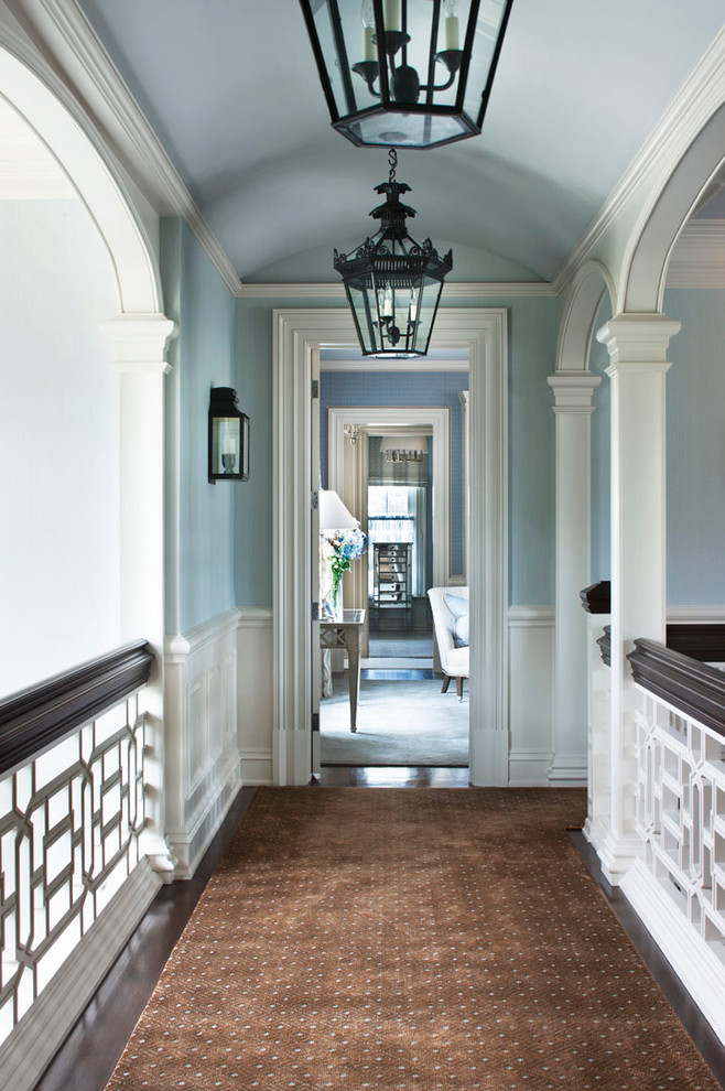 Idées déco pour un couloir classique avec un mur bleu.