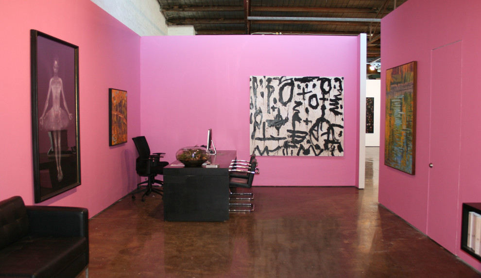 На фото: коридор среднего размера в современном стиле с розовыми стенами, бетонным полом и серым полом