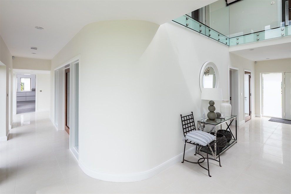 Inspiration för stora moderna hallar, med vita väggar, klinkergolv i porslin och vitt golv