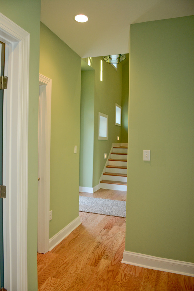 Foto di un ingresso o corridoio classico di medie dimensioni con pareti verdi, pavimento in legno massello medio e pavimento marrone