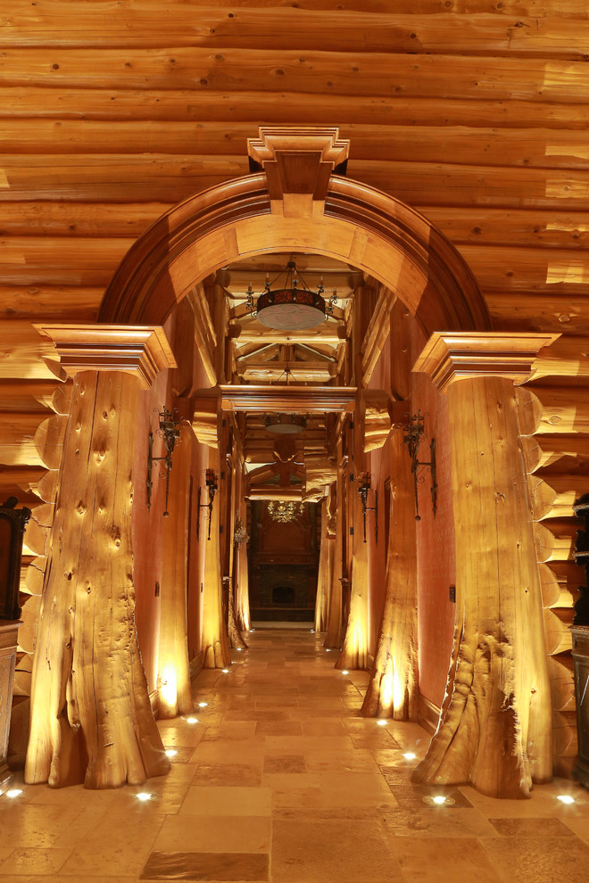 На фото: коридор среднего размера в стиле кантри с полом из керамической плитки с