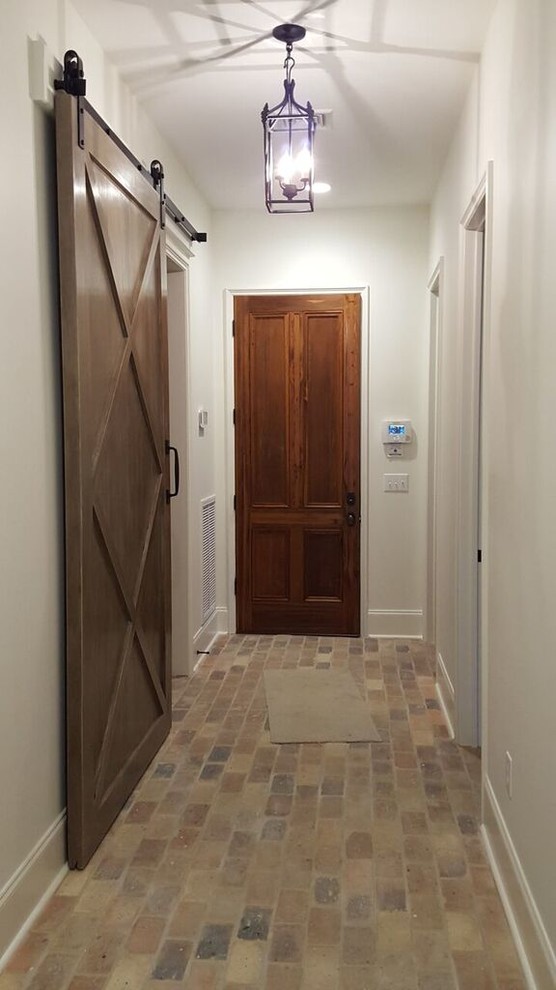 Источник вдохновения для домашнего уюта: коридор среднего размера в стиле кантри с белыми стенами и кирпичным полом