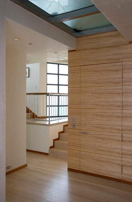 Foto de recibidores y pasillos contemporáneos grandes con paredes blancas y suelo de madera clara