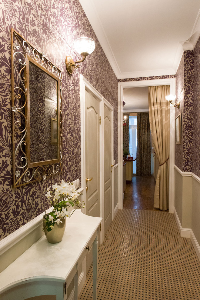 Kleiner Klassischer Flur mit lila Wandfarbe und Keramikboden in Sonstige
