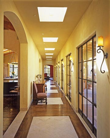Свежая идея для дизайна: коридор в средиземноморском стиле - отличное фото интерьера