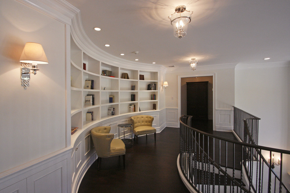 Источник вдохновения для домашнего уюта: большой коридор: освещение в классическом стиле с белыми стенами, темным паркетным полом и коричневым полом
