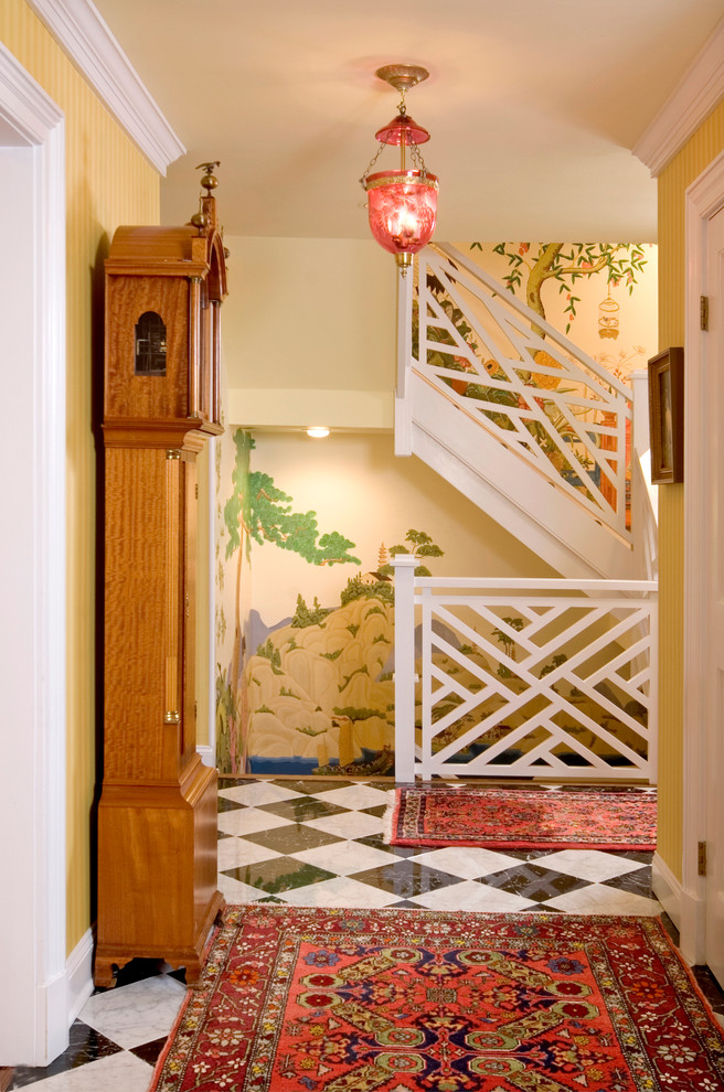 Exemple d'un couloir chic avec un mur beige.