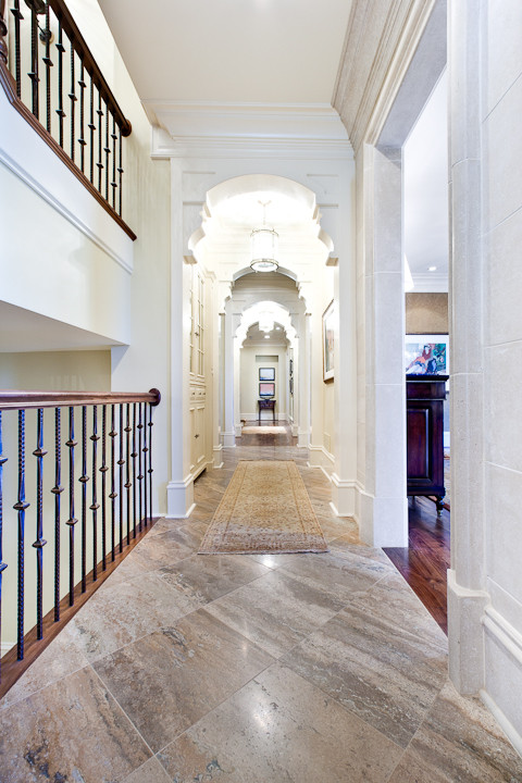 Foto de recibidores y pasillos clásicos extra grandes con paredes blancas y suelo de madera oscura