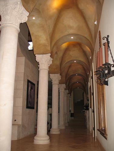 Exempel på en stor medelhavsstil hall, med beige väggar och kalkstensgolv