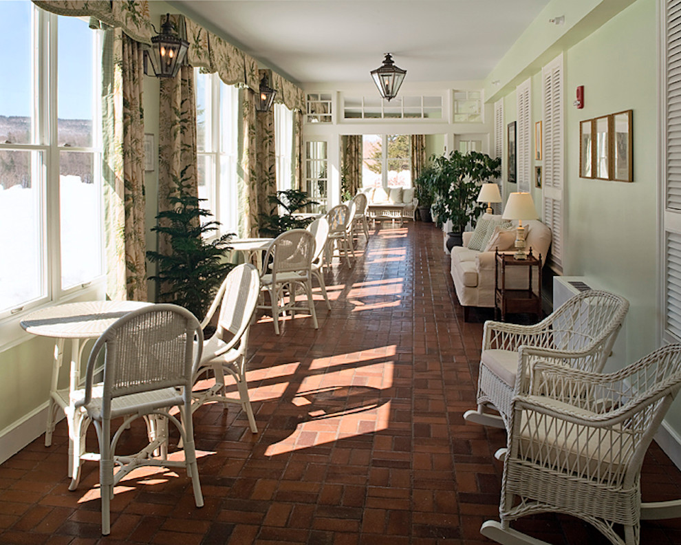 Diseño de recibidores y pasillos tradicionales grandes con paredes verdes y suelo de ladrillo