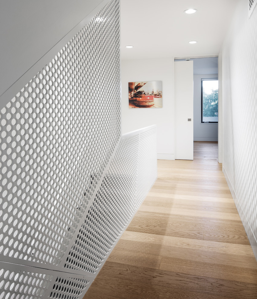 Idee per un ingresso o corridoio design di medie dimensioni con pareti bianche e parquet chiaro