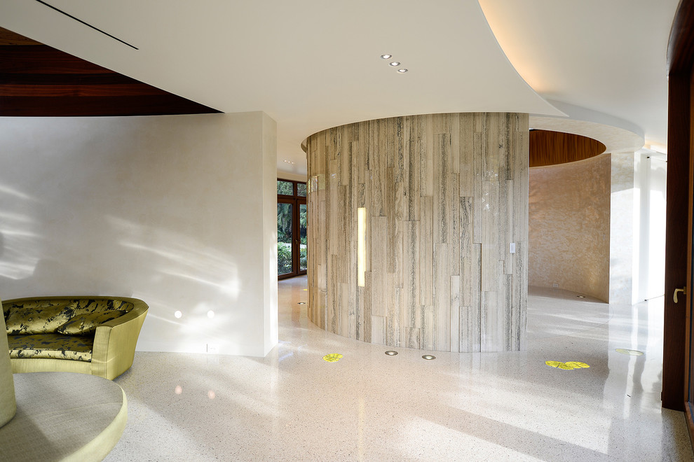 他の地域にあるコンテンポラリースタイルのおしゃれな廊下 (茶色い壁、ベージュの床、磁器タイルの床) の写真