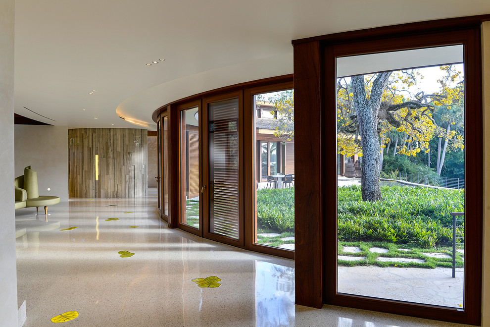 Immagine di un grande ingresso o corridoio design con pareti beige, pavimento in gres porcellanato e pavimento beige