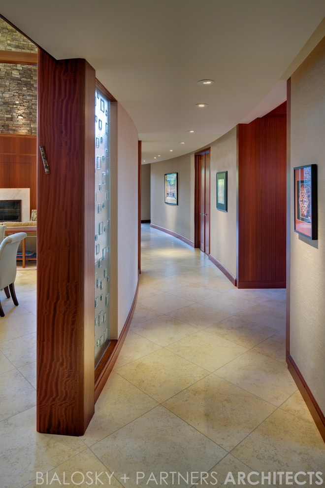 Esempio di un grande ingresso o corridoio minimal con pareti beige e pavimento in marmo