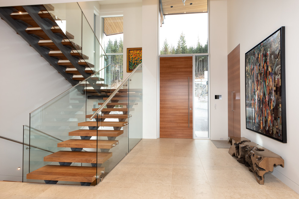 Geräumiger Moderner Flur mit weißer Wandfarbe, hellem Holzboden und braunem Boden in Vancouver