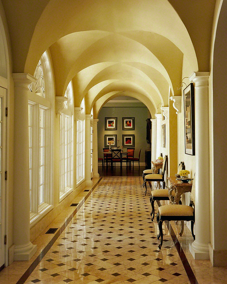 Imagen de recibidores y pasillos mediterráneos con paredes beige