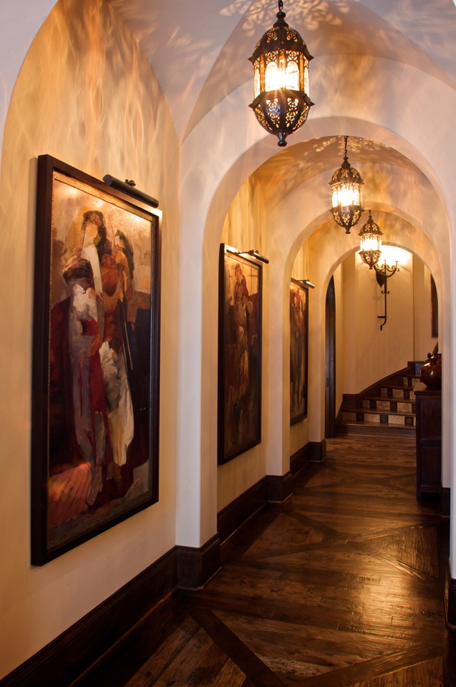 Foto di un ingresso o corridoio mediterraneo con pareti beige, parquet scuro e pavimento marrone