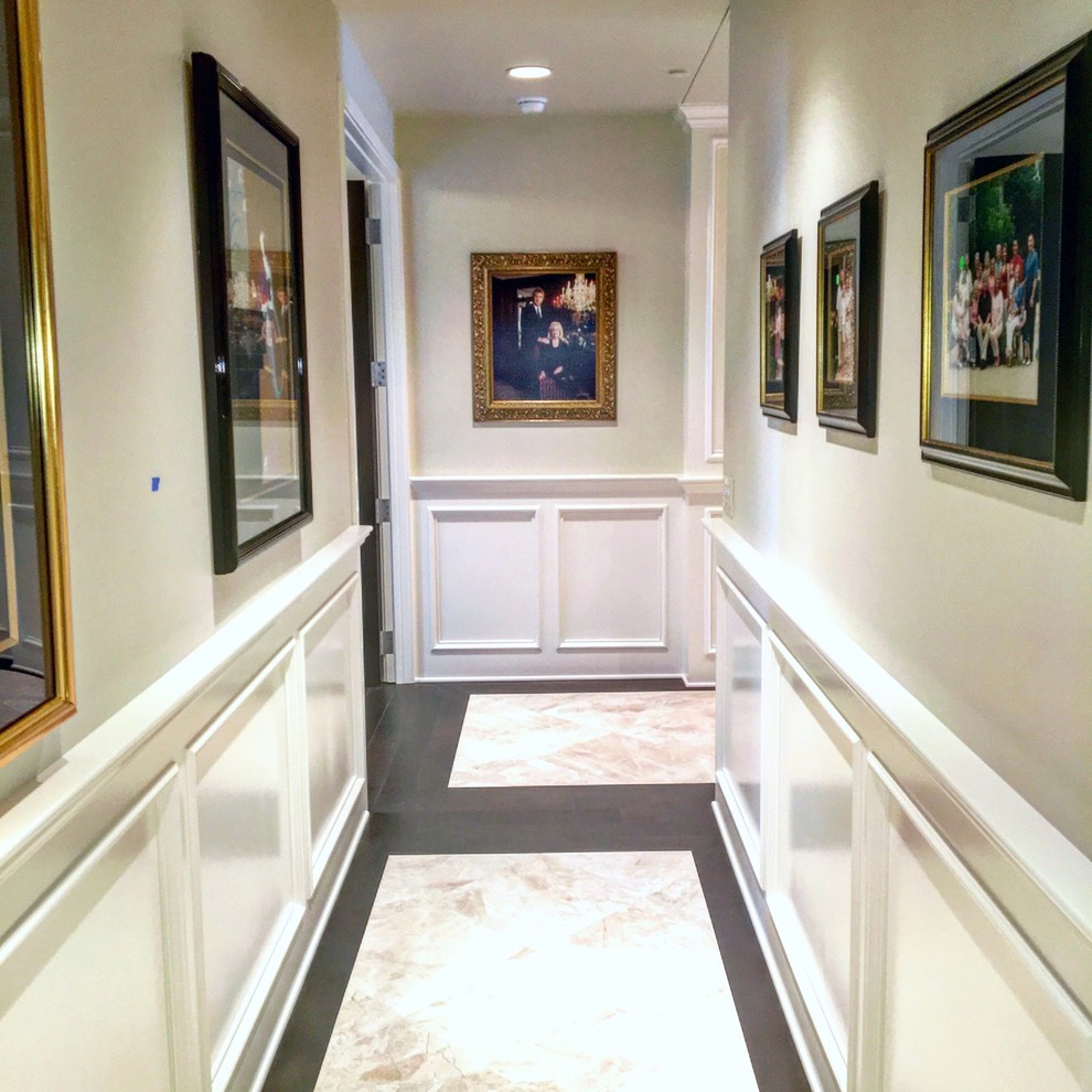 Foto di un ampio ingresso o corridoio chic con pareti viola, pavimento in travertino e pavimento beige