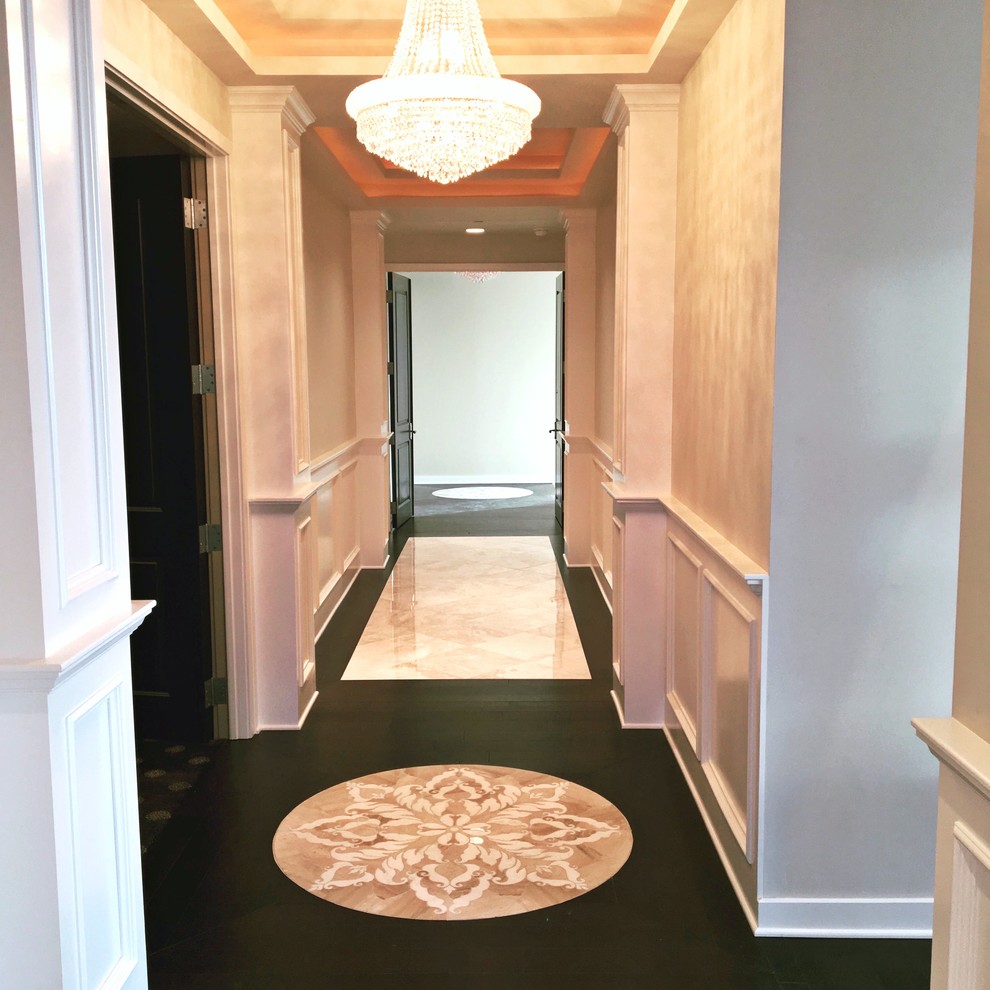 Idée de décoration pour un très grand couloir tradition avec un mur violet, un sol en travertin et un sol beige.
