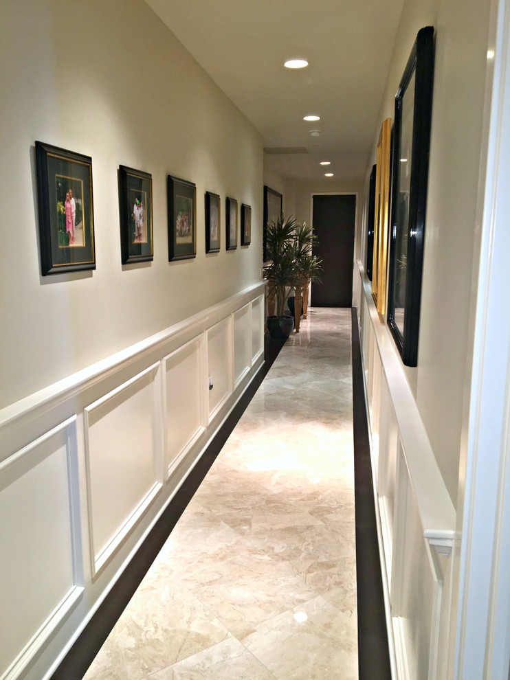 Свежая идея для дизайна: огромный коридор в стиле модернизм с разноцветными стенами, мраморным полом и разноцветным полом - отличное фото интерьера