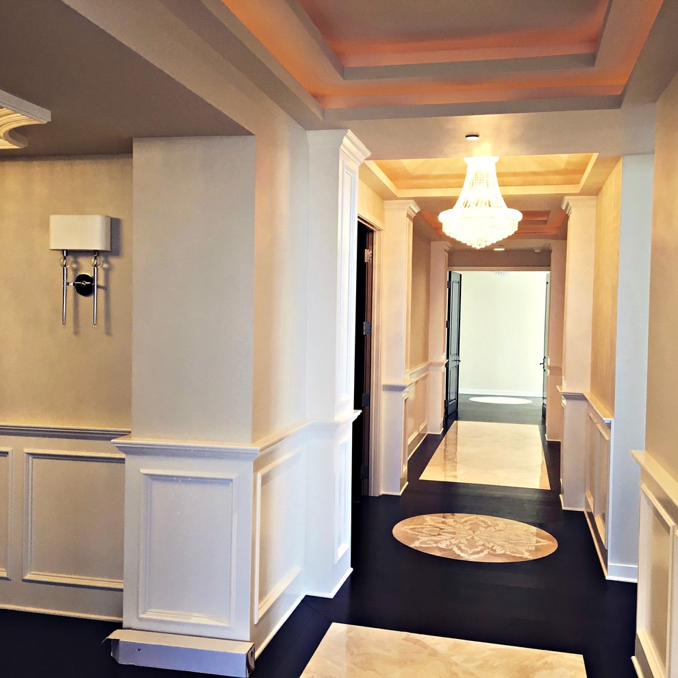 На фото: огромный коридор в стиле модернизм с разноцветными стенами, мраморным полом и разноцветным полом