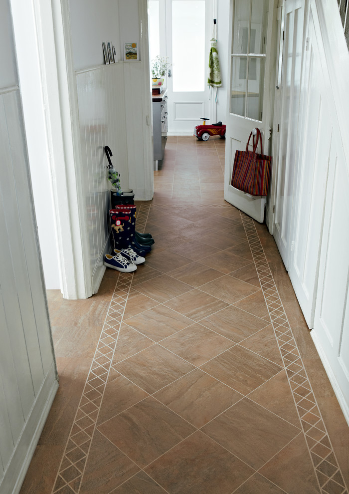 Свежая идея для дизайна: коридор в современном стиле с полом из винила и коричневым полом - отличное фото интерьера