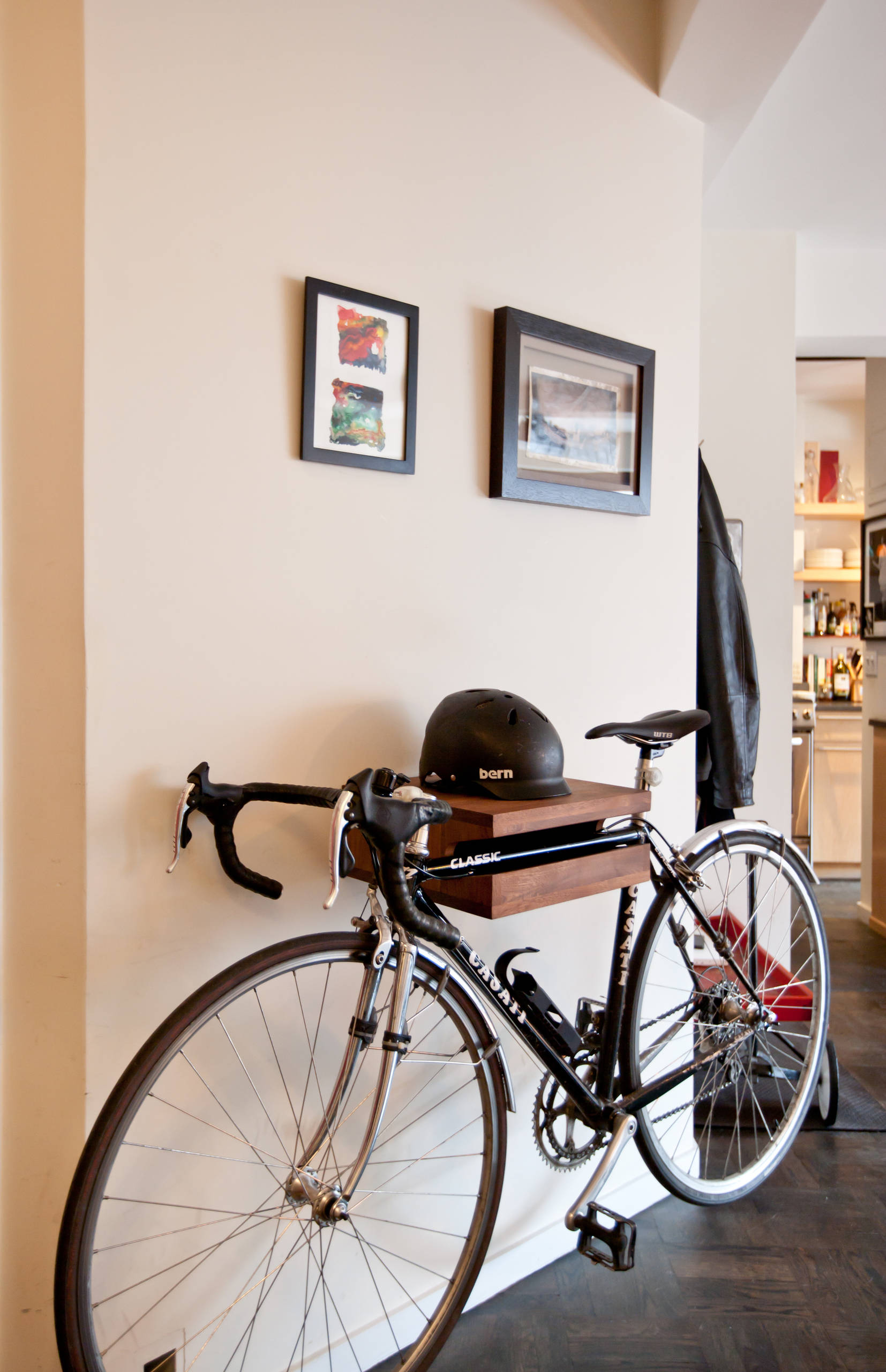 Можно ставить велосипед на. Велосипед в интерьере. Велосипед на стене в интерьере. Велосипед в прихожей. Хранение велосипедов.