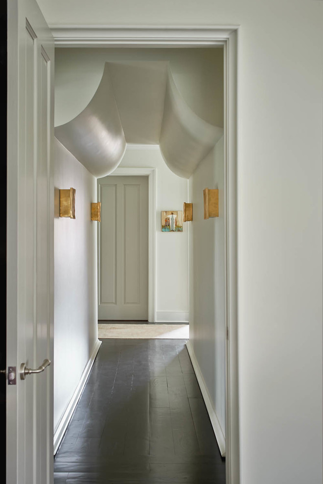 Идея дизайна: большой коридор в стиле неоклассика (современная классика) с серыми стенами и темным паркетным полом