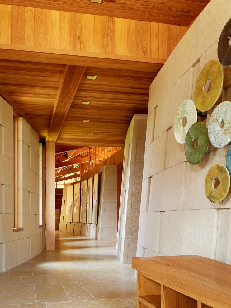 Idéer för att renovera en tropisk hall, med beige väggar och beiget golv