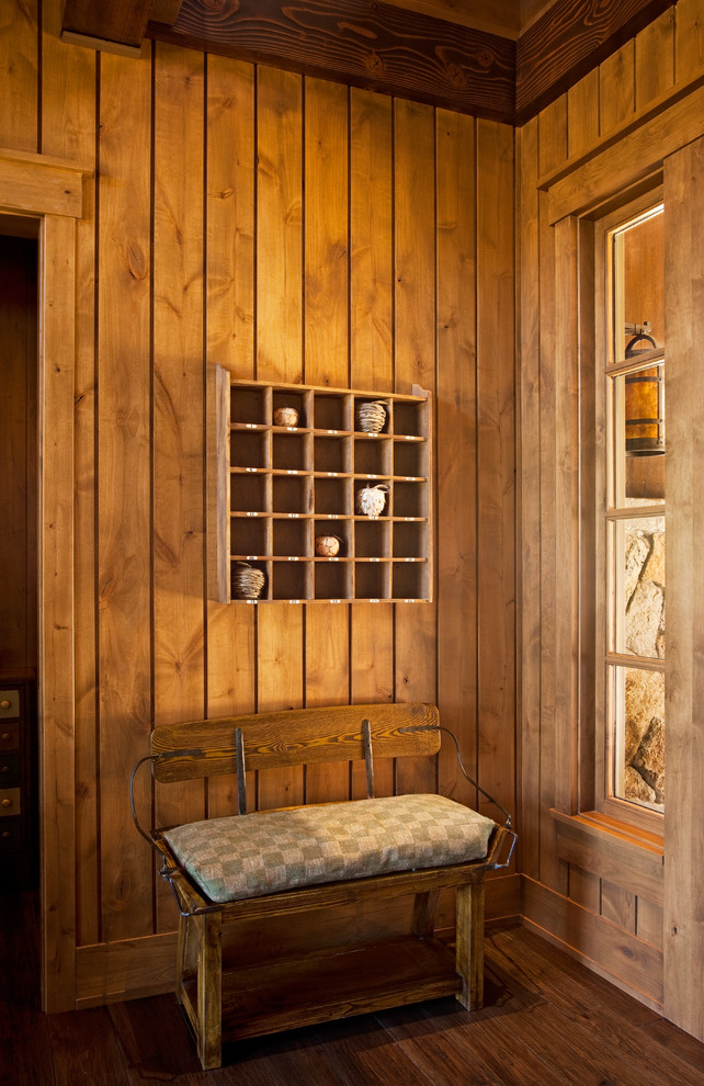 Imagen de recibidores y pasillos rurales con suelo de madera en tonos medios