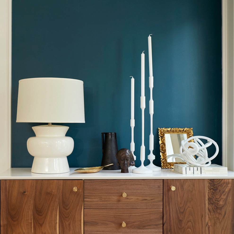 Свежая идея для дизайна: коридор среднего размера: освещение в современном стиле с синими стенами - отличное фото интерьера
