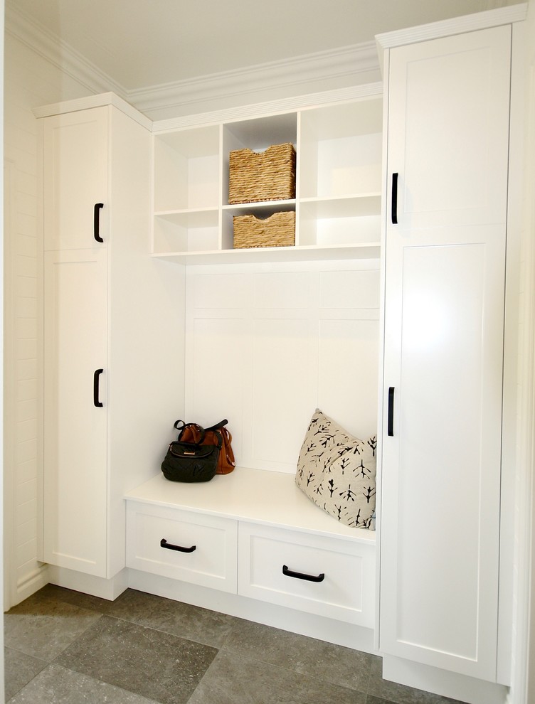 Источник вдохновения для домашнего уюта: коридор среднего размера в стиле неоклассика (современная классика) с белыми стенами, полом из керамогранита и коричневым полом