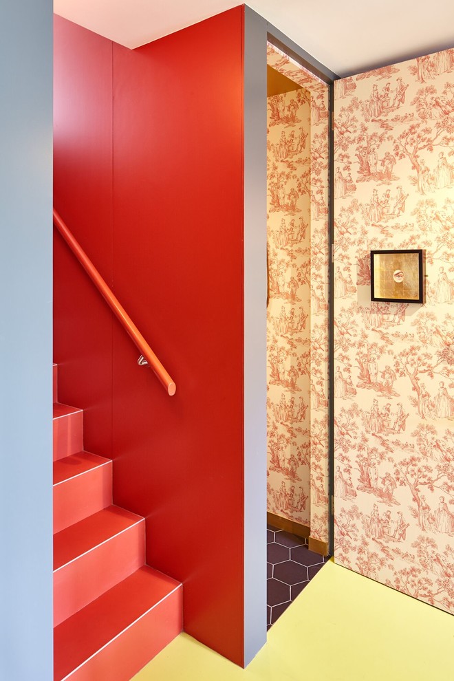 Idée de décoration pour un couloir design de taille moyenne avec un mur multicolore.