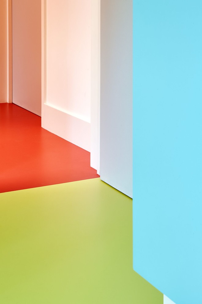 На фото: коридор среднего размера в современном стиле с разноцветными стенами с