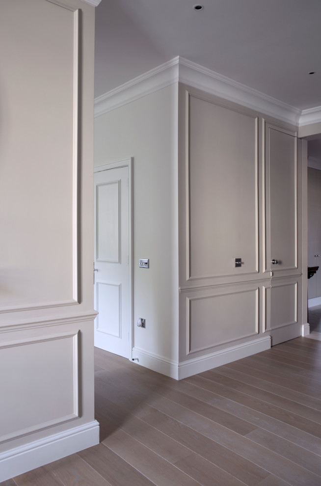 Großer Klassischer Flur mit weißer Wandfarbe und hellem Holzboden in London