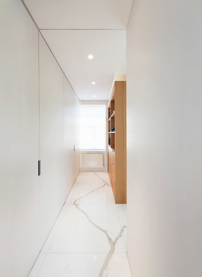 Idées déco pour un petit couloir contemporain avec un mur blanc, un sol en marbre et un sol blanc.