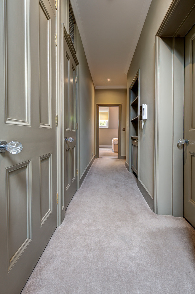 Идея дизайна: коридор среднего размера в стиле модернизм с серыми стенами и ковровым покрытием