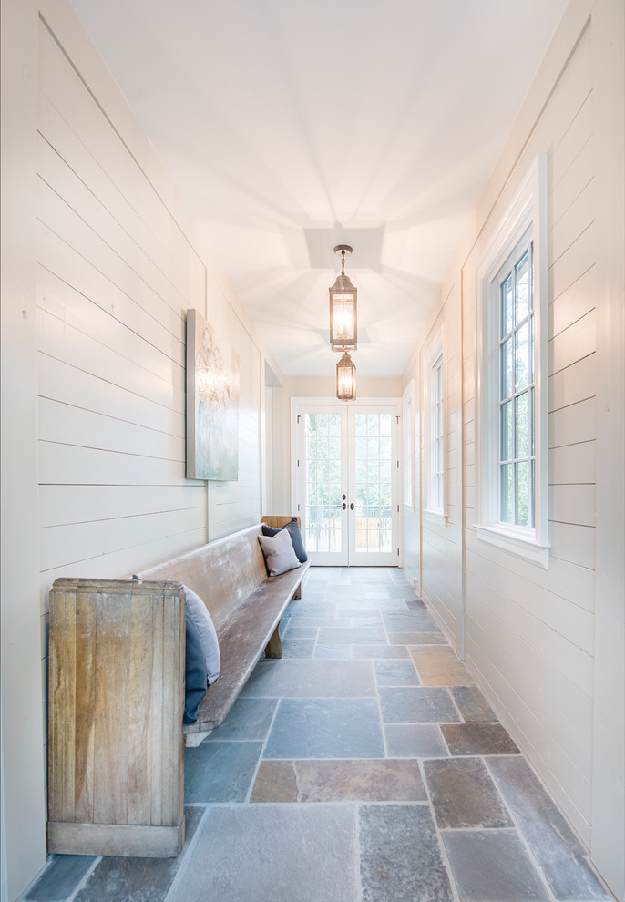 Источник вдохновения для домашнего уюта: коридор: освещение в стиле кантри с белыми стенами и разноцветным полом