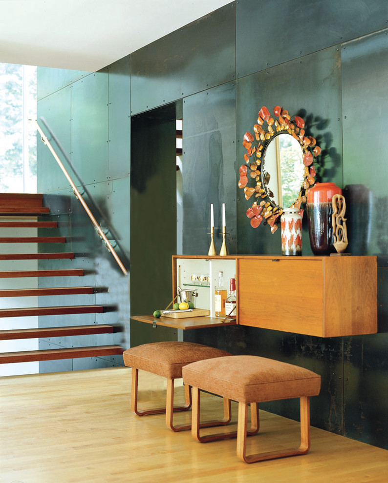 Idée de décoration pour un couloir design avec un mur vert, parquet clair et un sol beige.