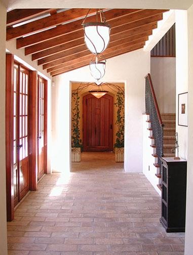 Свежая идея для дизайна: большой коридор в средиземноморском стиле с белыми стенами, кирпичным полом и бежевым полом - отличное фото интерьера