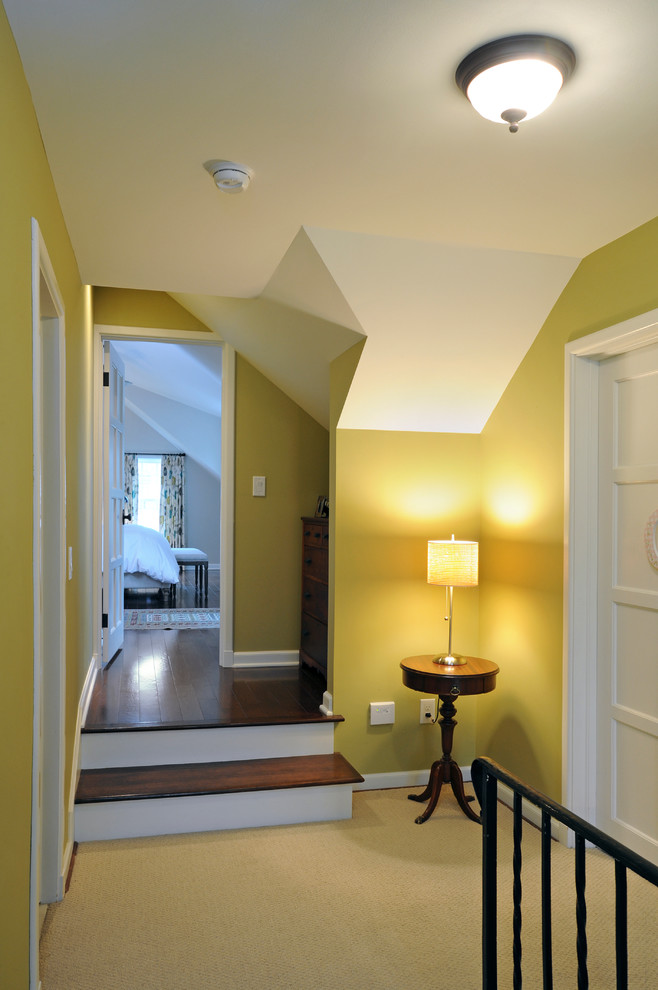 На фото: коридор среднего размера: освещение в классическом стиле с желтыми стенами, ковровым покрытием и желтым полом с