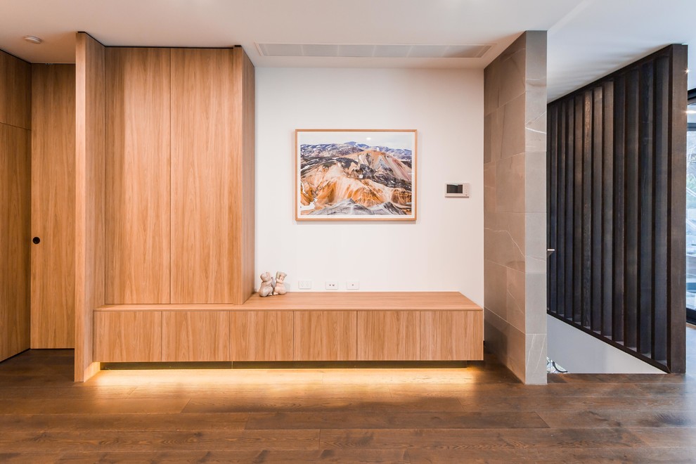 Источник вдохновения для домашнего уюта: большой коридор в стиле модернизм с белыми стенами, темным паркетным полом и коричневым полом