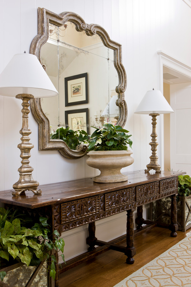 Kleiner Klassischer Flur mit weißer Wandfarbe, braunem Holzboden und braunem Boden in Charleston