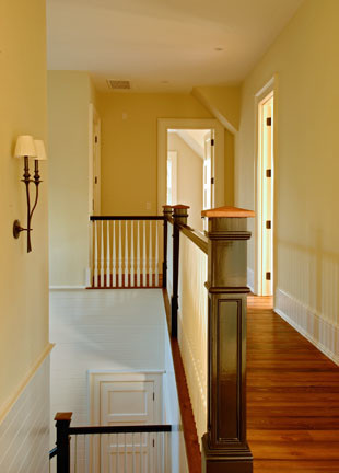 Idées déco pour un grand couloir classique avec un mur beige, un sol en bois brun et un sol marron.
