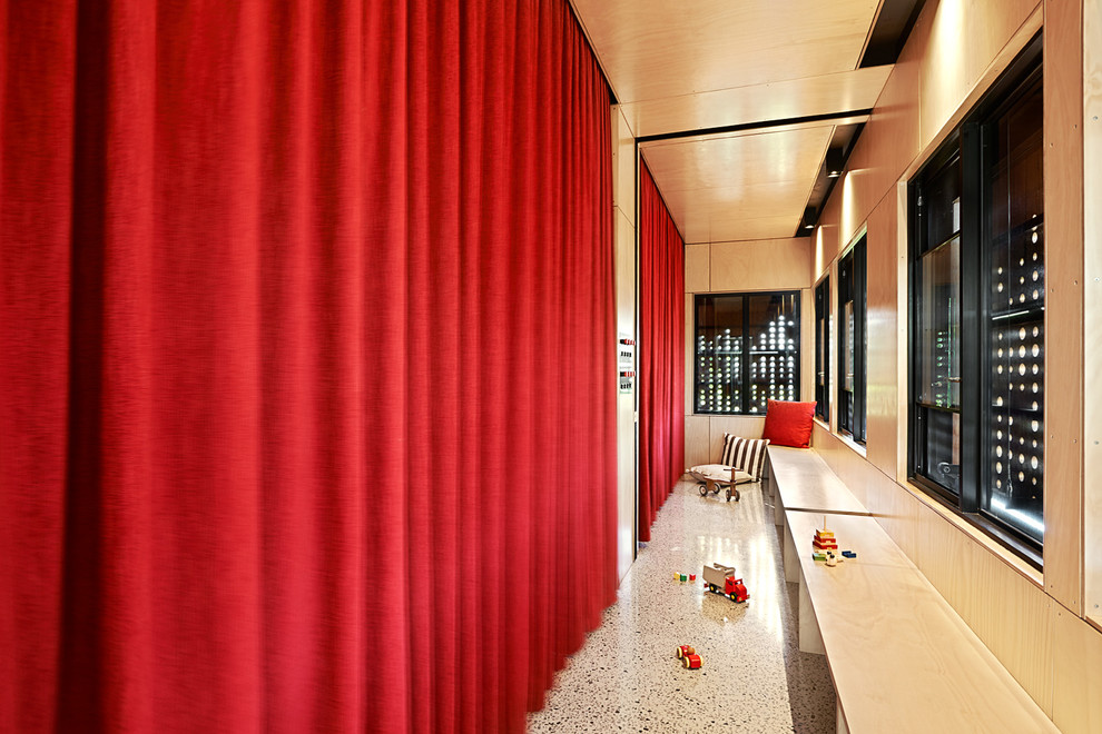 Cette image montre un petit couloir minimaliste avec un mur beige et sol en béton ciré.
