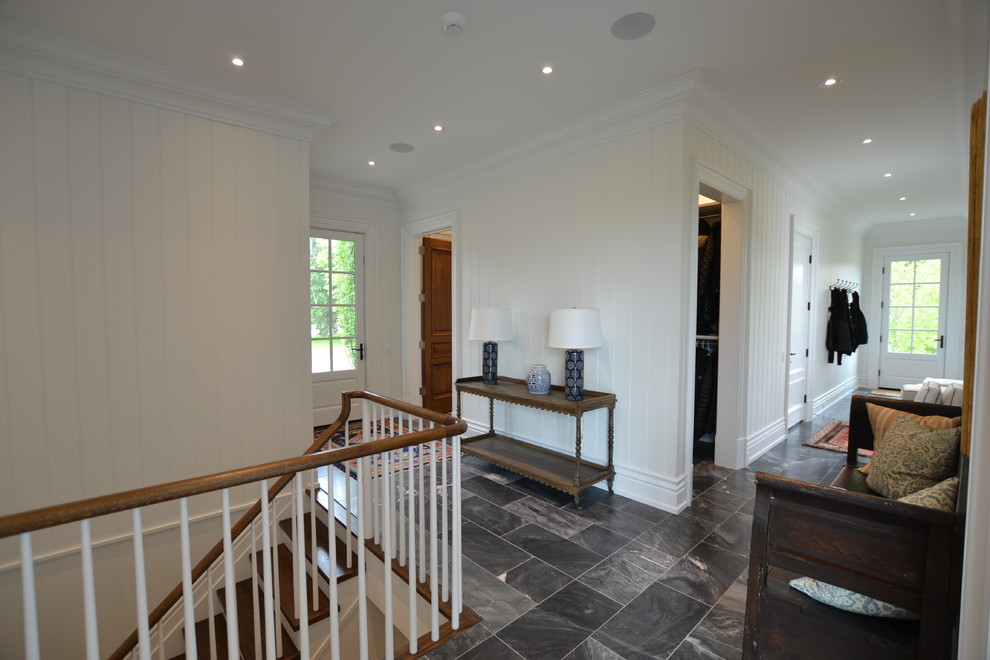 Exemple d'un couloir chic de taille moyenne avec un mur blanc, un sol en marbre et un sol noir.