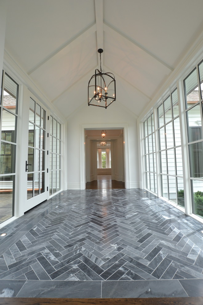 トロントにある中くらいなトラディショナルスタイルのおしゃれな廊下 (白い壁、大理石の床、黒い床) の写真
