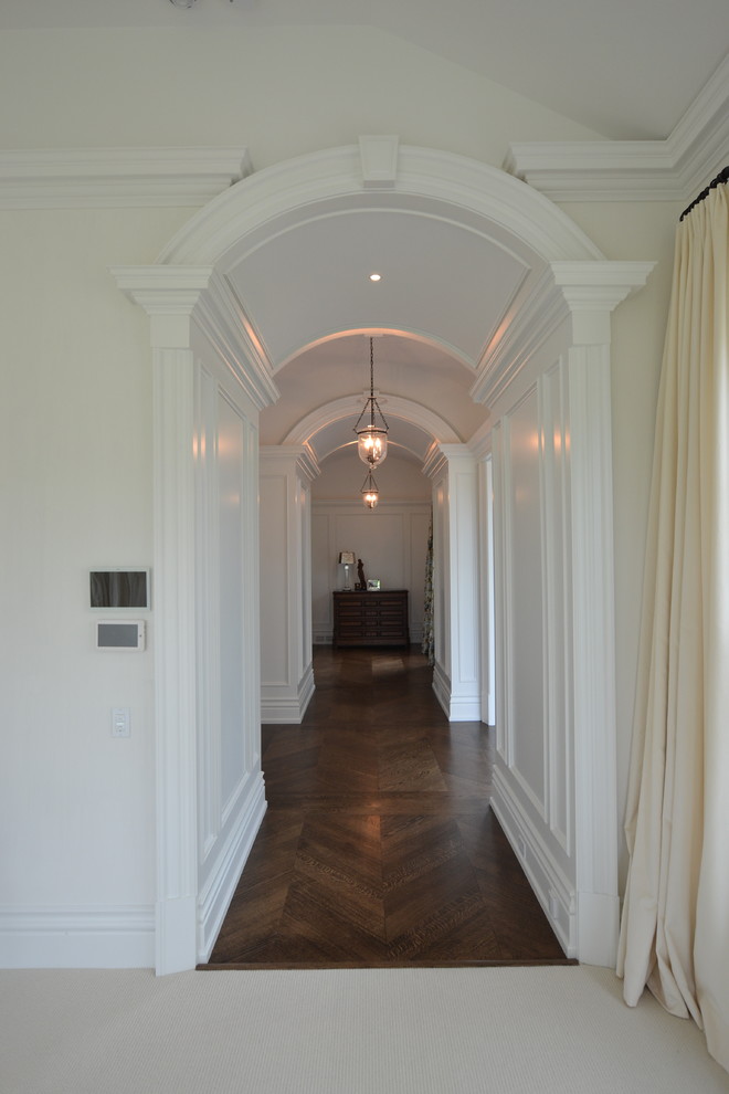 Immagine di un ingresso o corridoio chic con pareti bianche, moquette e pavimento bianco