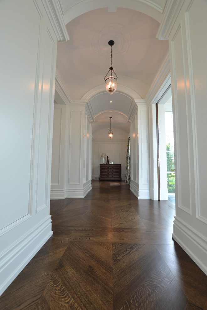 Immagine di un ingresso o corridoio classico con pareti bianche, moquette e pavimento bianco
