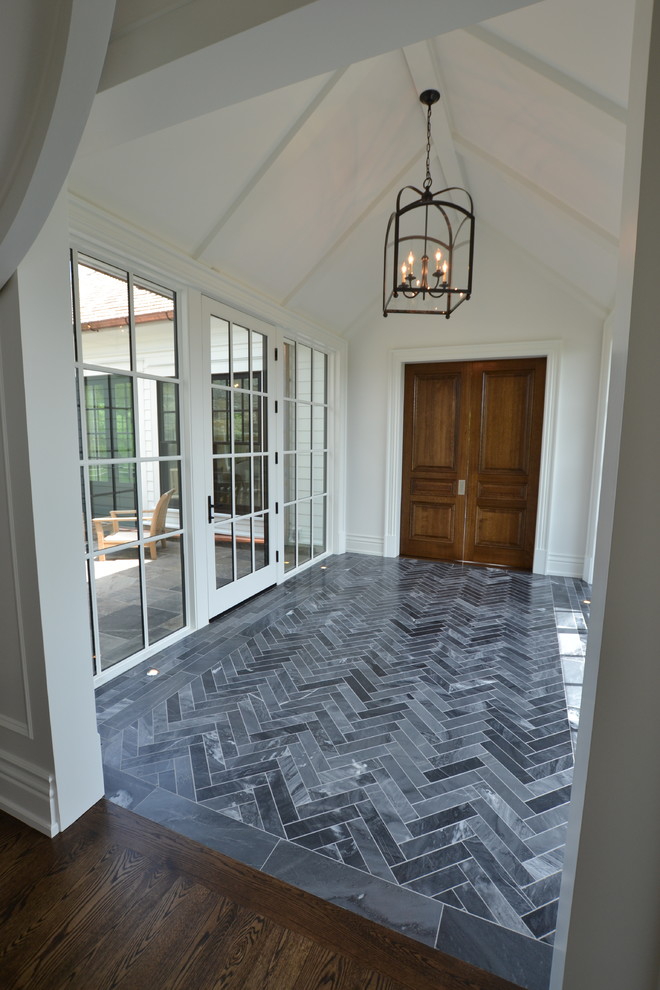 Aménagement d'un couloir classique de taille moyenne avec un mur blanc, un sol en marbre et un sol noir.